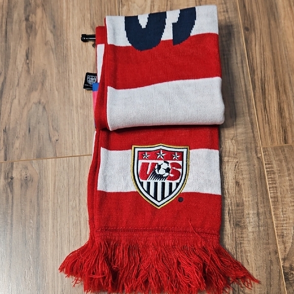 United States Women's Red and White Soccer Scarf NWOT - Picture 5 of 7